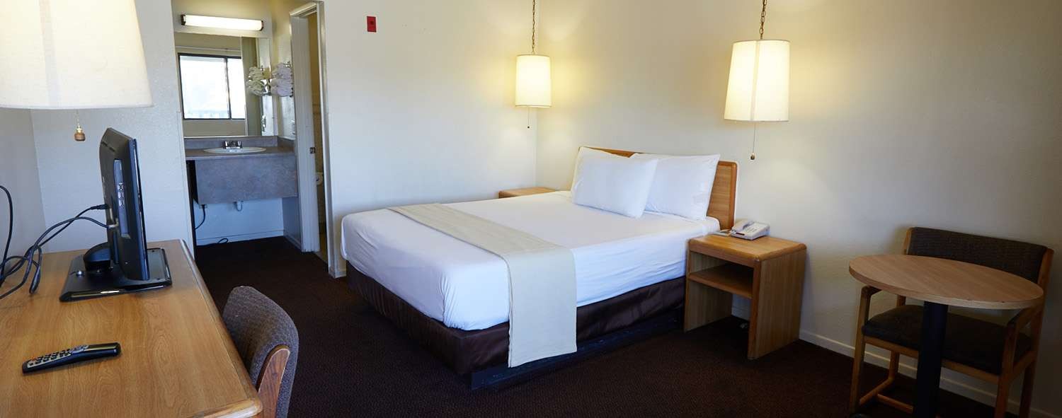WELL-APPOINTED GUESTROOMS FOR BUSINESS AND LEISURE TRAVEL AT E-Z 8 MOTEL NEWARK