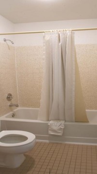 Welcome To EZ 8 Motel Newark California - Private Bathroom