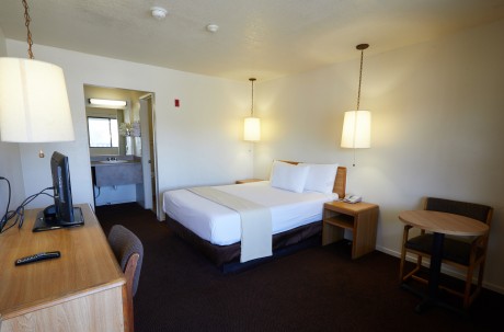 Welcome To EZ 8 Motel Newark California - Queen Room