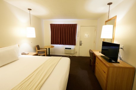 Welcome To EZ 8 Motel Newark California - Queen Room