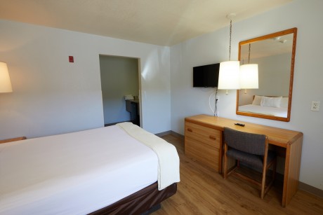 Welcome To EZ 8 Motel Newark California - Accessible Queen Room